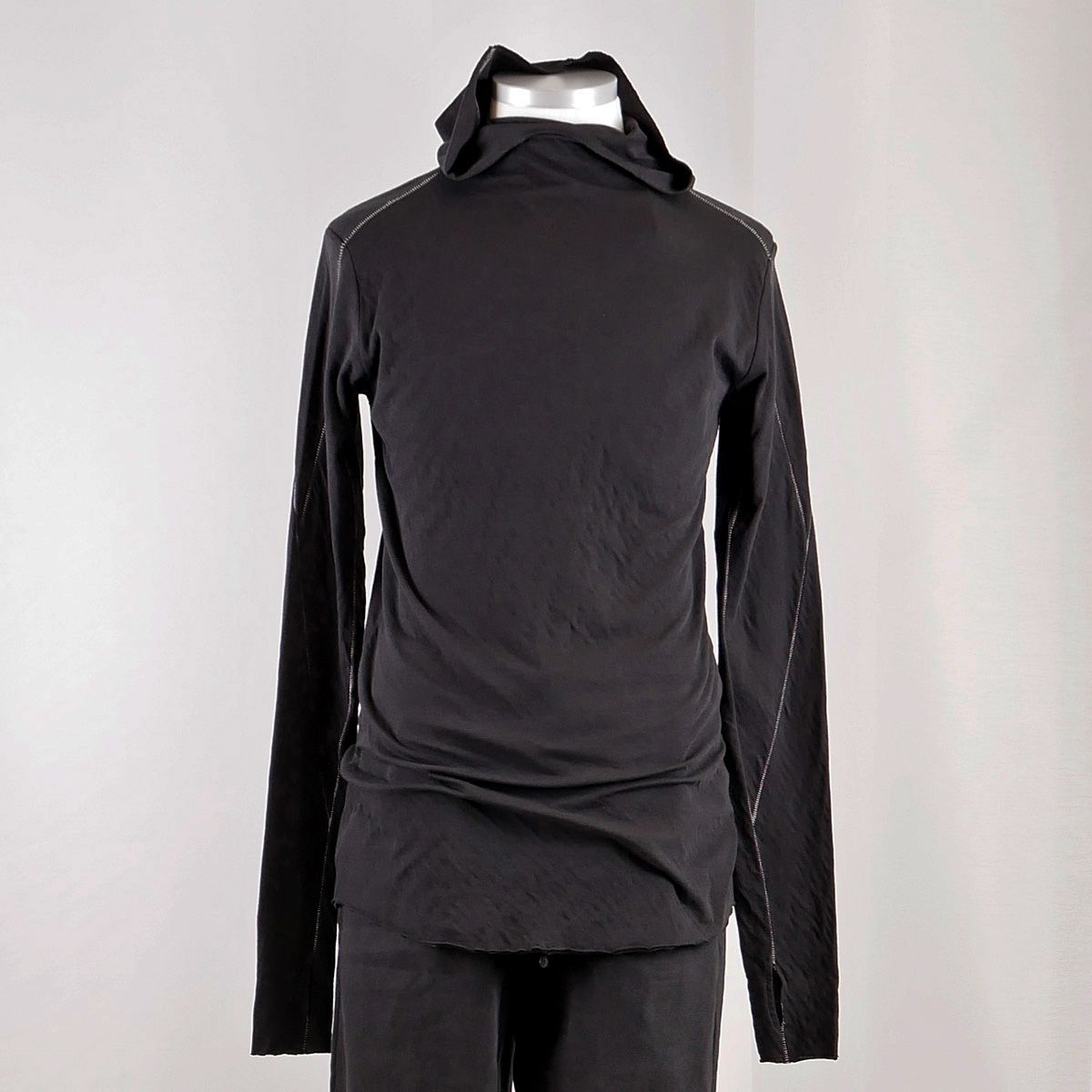 Schwarzes Hoodie mit Kapuze und langem Ärmel auf Mannequin.