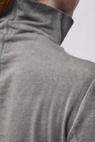 Grauer Pullover mit hochgeschlagenem Kragen, Rückansicht.