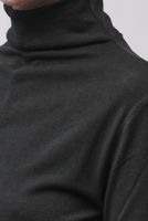 Schwarzes, hochgeschlossenes Turtleneck-Hemd mit glattem Stoff.