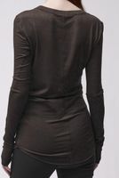 Schlanke Person von hinten in schwarzem langärmeligem Top und schwarzer Hose.