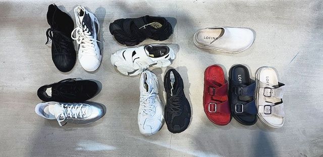 Verschiedene Sneaker und Sportschuhe in verschiedenen Farben und Stilen.
