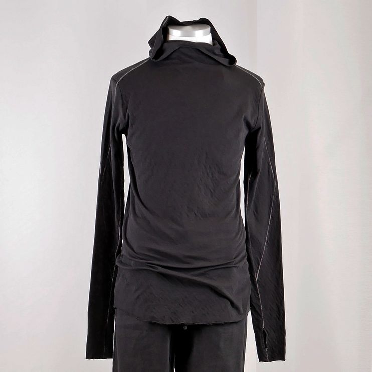 Schwarzes Hoodie mit Kapuze und langem Ärmel auf Mannequin.