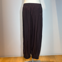 Dunkle, weit geschnittene Jogginghose mit seitlichen Taschen auf Mannequin.