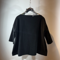 Dunkelblaues oversized Langarm-Shirt mit Rundausschnitt auf Bügel.