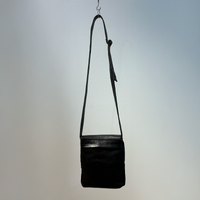 Schwarze Leder-Schultertasche mit kurzem Henkel, elegant und schlicht.