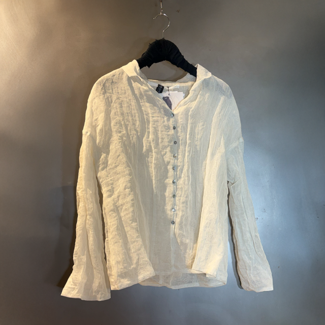 Weißes, langärmliges, leicht zerknittertes Bluse mit Knopfleiste und weitem Schnitt.