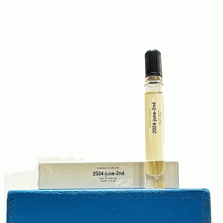 Perfumes Duftflakon „2024-june-2nd“ von Hermès Parfums, goldene Flasche mit schwarzem Verschluss.