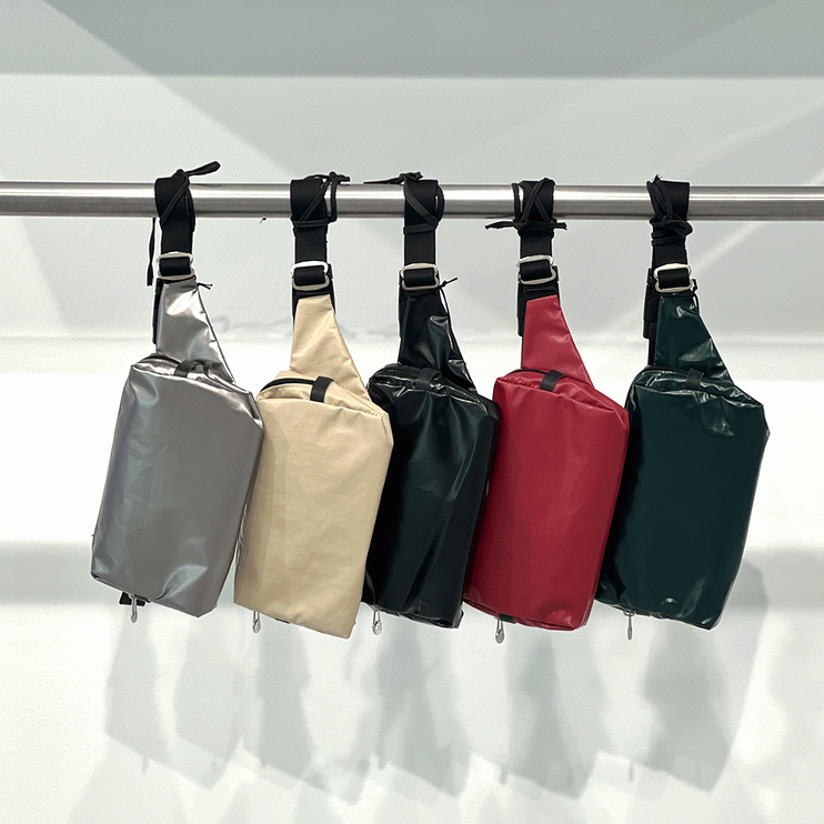 Fünf farbige wasserdichte Hängetaschen in Grau, Beige, Schwarz, Rot und Grün.