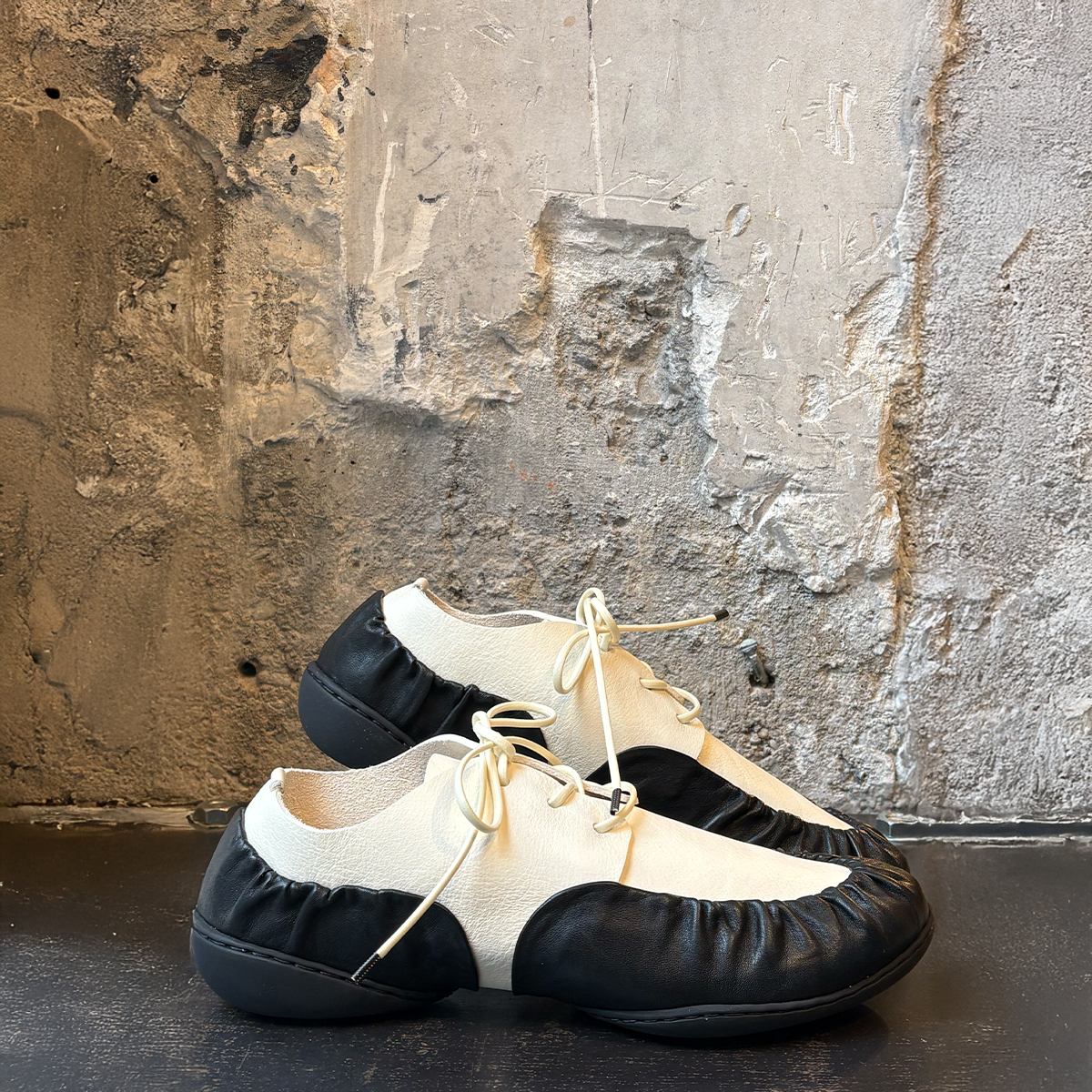 schuhe trippen schwarz weiß glint